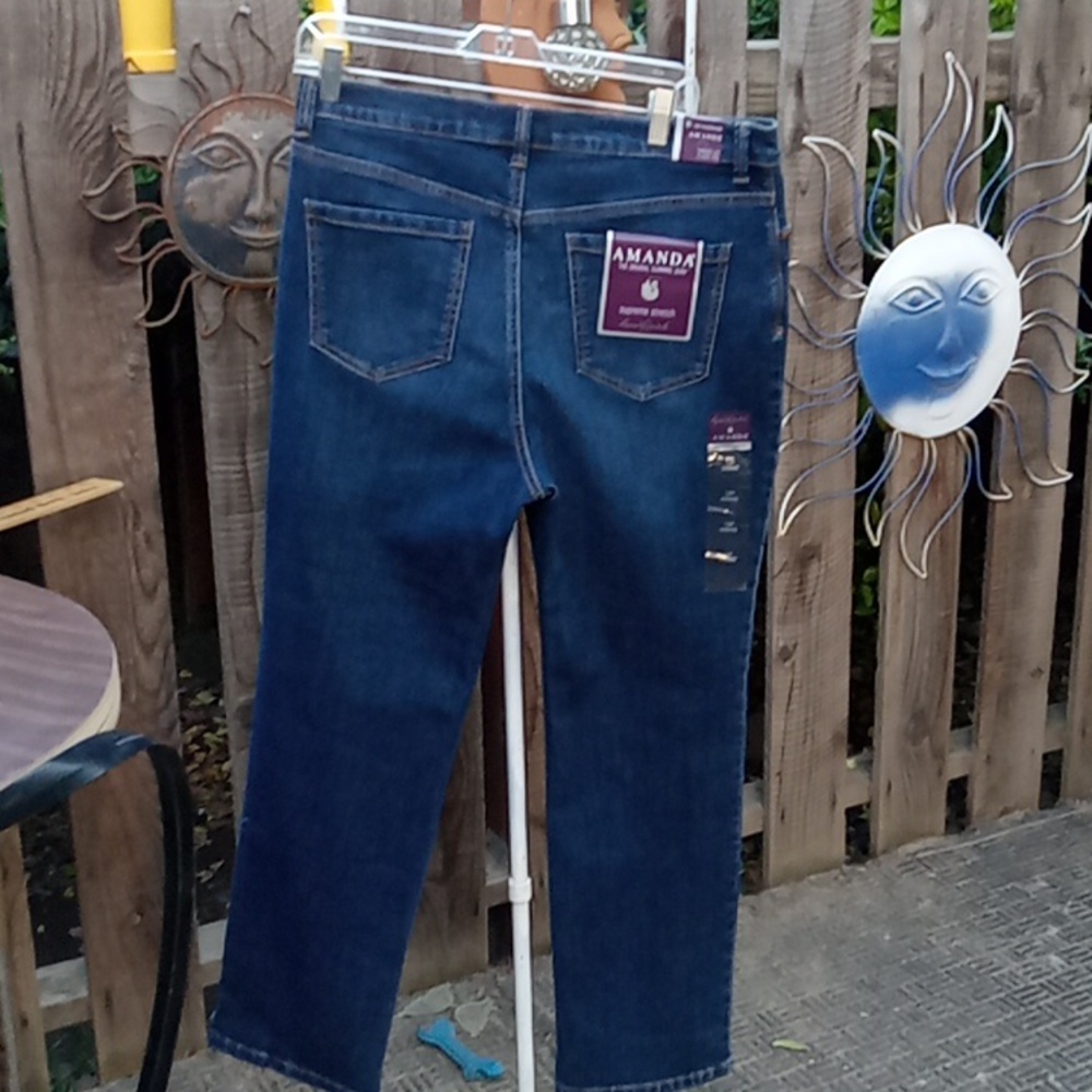 Woman's jeans new with tags Gloria  Vanderbilt. Blue.Amanda 16P good Stretch.